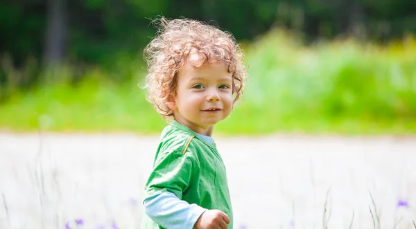 Yürümeye başlayan çocuk açık portresi — Stok fotoğraf