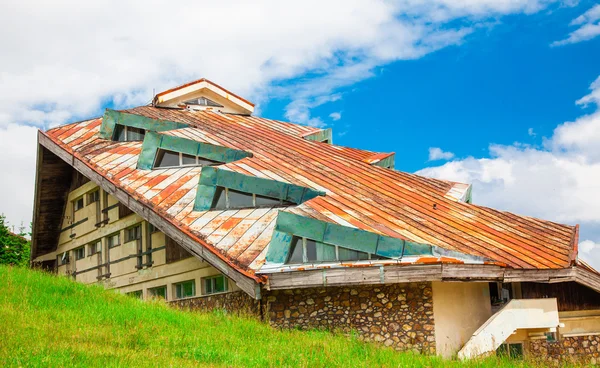 Eseguire giù edificio a Semenic, Romania — Foto Stock