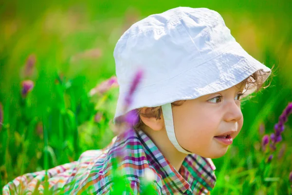 在一片草地上的小男孩 — 图库照片