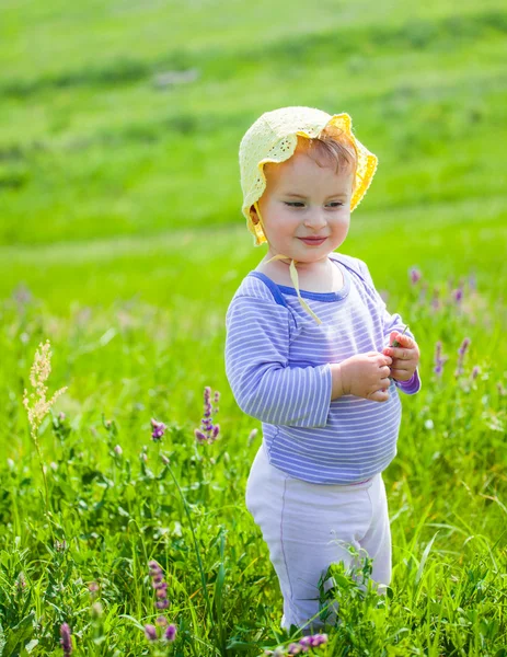 1-летняя девочка на открытом воздухе — стоковое фото