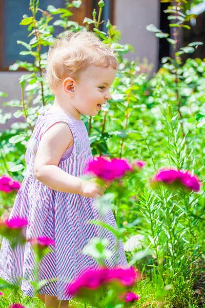 1 ano de idade bebê menina no jardim — Fotografia de Stock