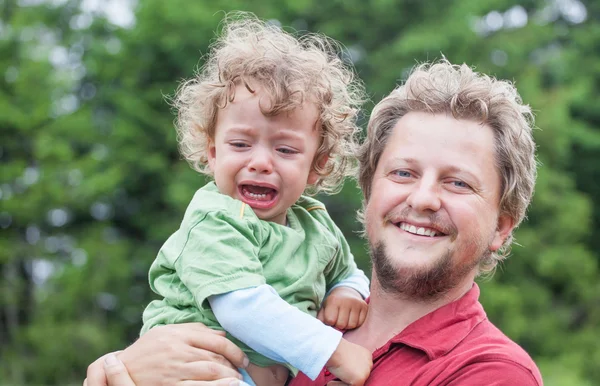 Kleinkind mit Papa — Stockfoto