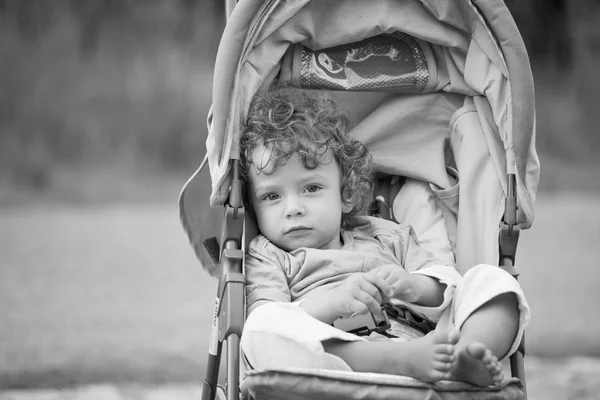 Bebé niño al aire libre en cochecito —  Fotos de Stock