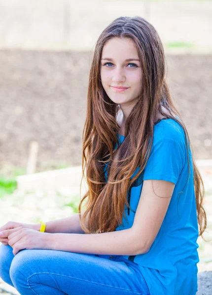 Tonårig flicka utomhus porträtt — Stockfoto