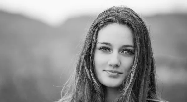 Tizenéves lány szabadtéri portré — Stock Fotó