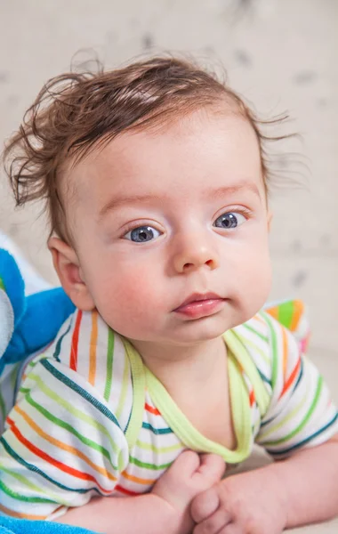 Babyjongen met aap — Stockfoto