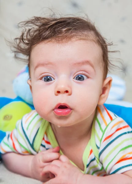 Junge mit Affe — Stockfoto