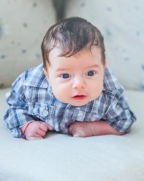2 meses de idade menino em casa — Fotografia de Stock