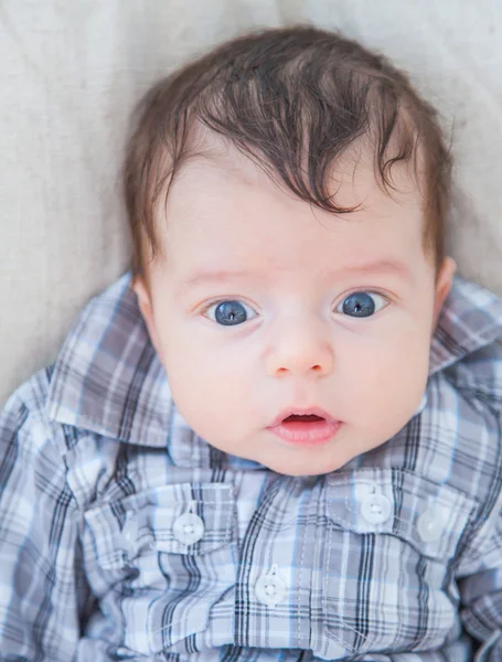 2 meses de idade menino em casa — Fotografia de Stock