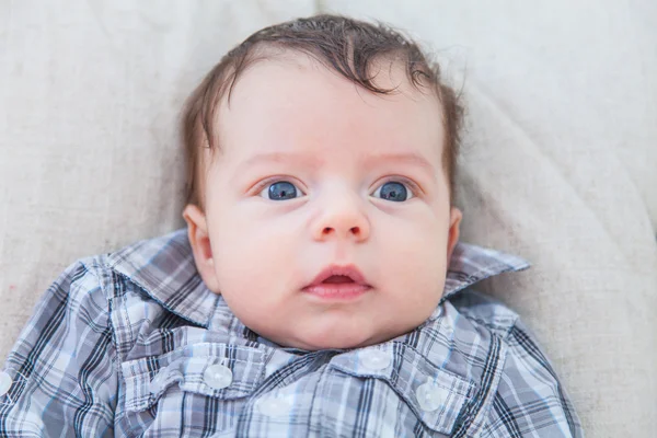 2 maanden oude babyjongen thuis — Stockfoto