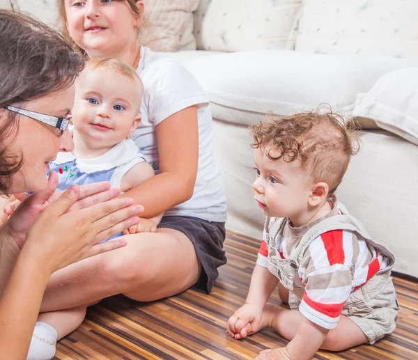 Kinder zu Hause — Stockfoto