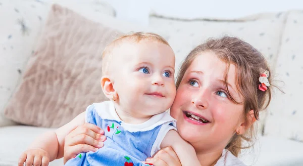 Retrato de dos hermanas —  Fotos de Stock