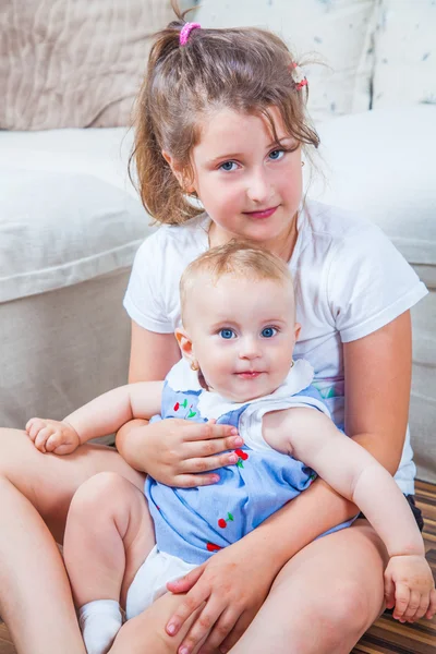 Retrato de dos hermanas —  Fotos de Stock