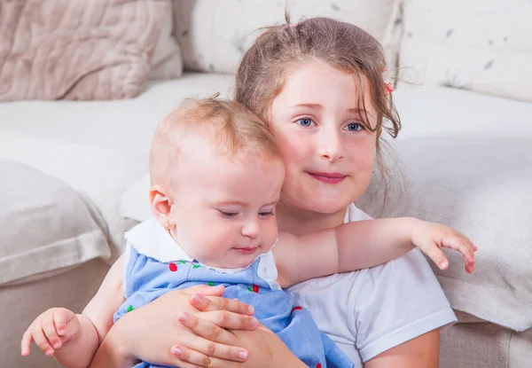 Retrato de dos hermanas —  Fotos de Stock