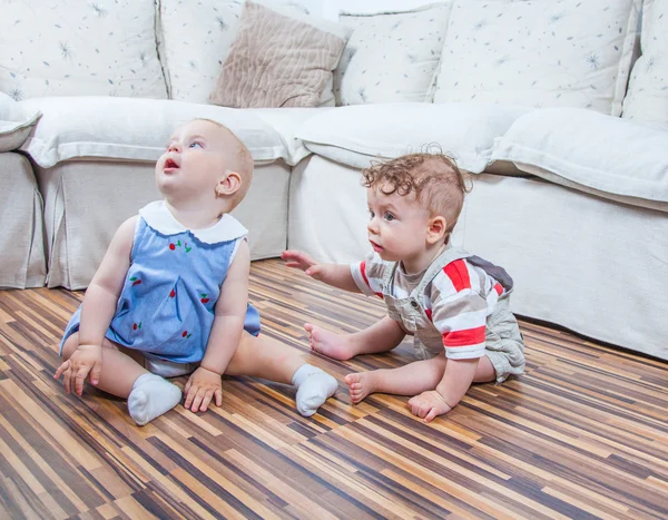 Bebês brincando em casa — Fotografia de Stock