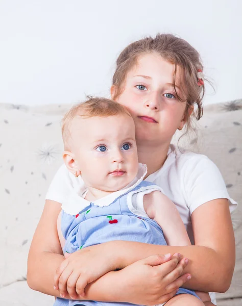 Retrato de dos hermanas —  Fotos de Stock