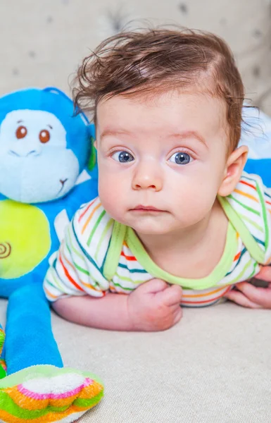 Menino com macaco — Fotografia de Stock