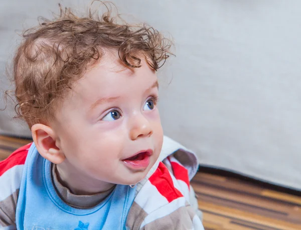 7 개월 된 아기 집에서 — 스톡 사진