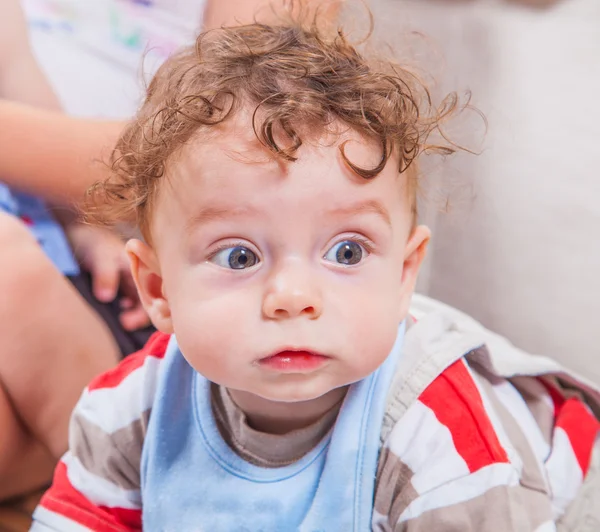 7 månader gammal pojke hemma — Stockfoto