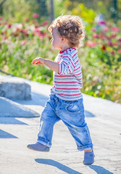 Bambino ragazzo esplorare all'aperto — Foto Stock