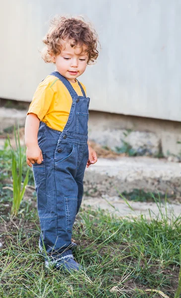 Babyjongen verkennen buiten — Stockfoto