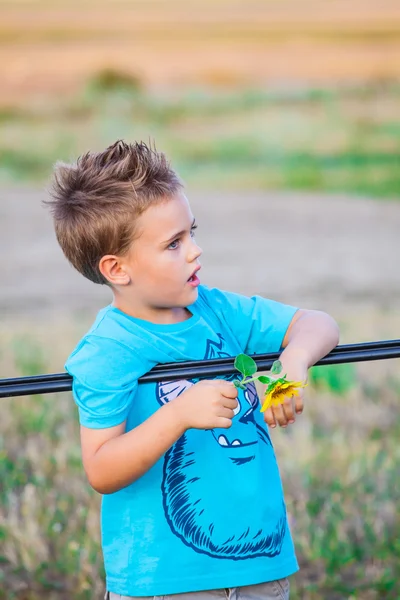5-årig pojke utomhus — Stockfoto