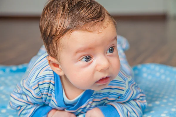 Babyjongen thuis — Stockfoto