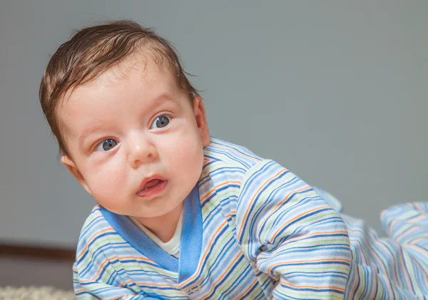 Niño en casa —  Fotos de Stock