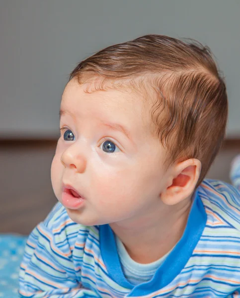 Babyjongen thuis — Stockfoto