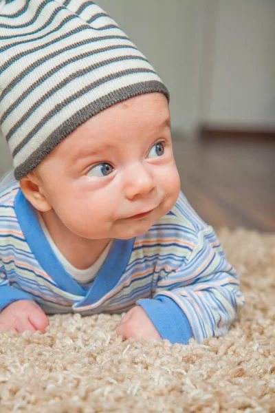 Babyjongen thuis — Stockfoto