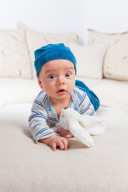 Bunny ile oynayan erkek bebek