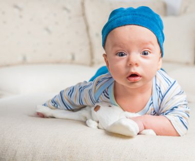 Bunny ile oynayan erkek bebek