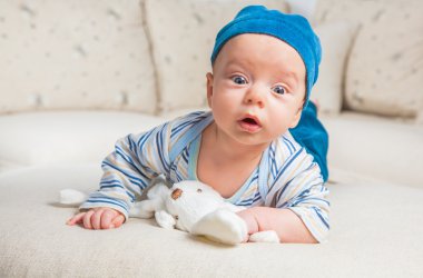 Bunny ile oynayan erkek bebek