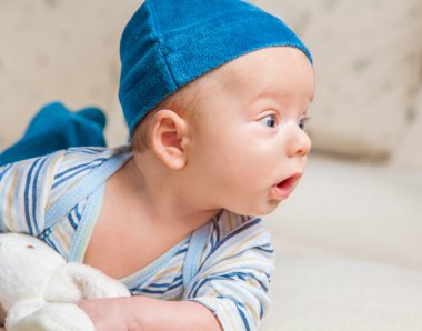 Bunny ile oynayan erkek bebek