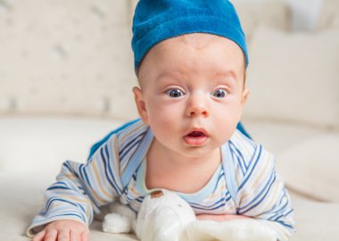 Bunny ile oynayan erkek bebek