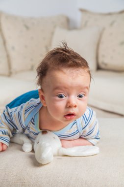 2 aylık erkek bebek evde