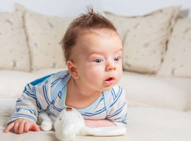 2 aylık erkek bebek evde