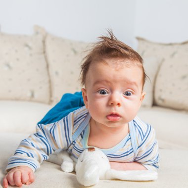 2 aylık erkek bebek evde