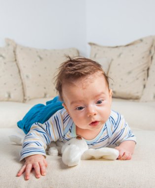 2 aylık erkek bebek evde