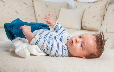 2 aylık erkek bebek evde