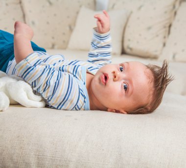 2 aylık erkek bebek evde