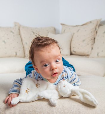 2 aylık erkek bebek evde