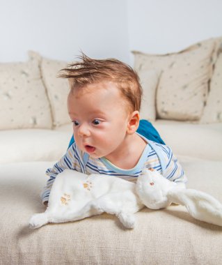 2 aylık erkek bebek evde