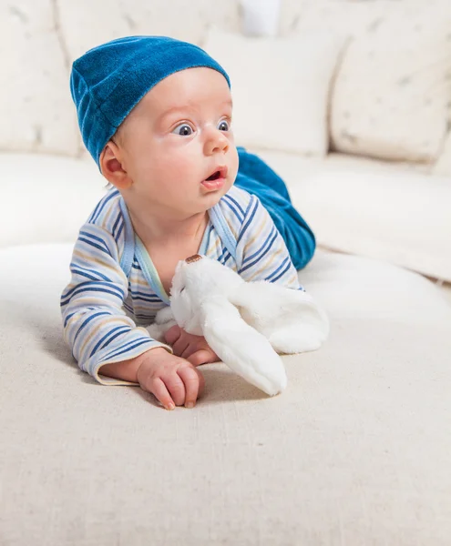 Bébé garçon jouer avec lapin — Photo