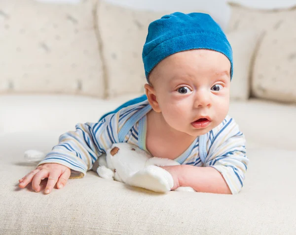 Bambino ragazzo giocare con coniglietto — Foto Stock