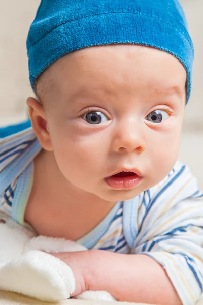 Menino brincando com coelho — Fotografia de Stock