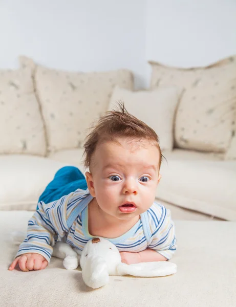 2 maanden oude babyjongen thuis — Stockfoto