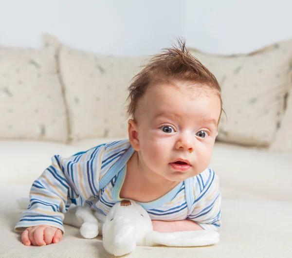 2 bulan bayi laki-laki tua di rumah — Stok Foto