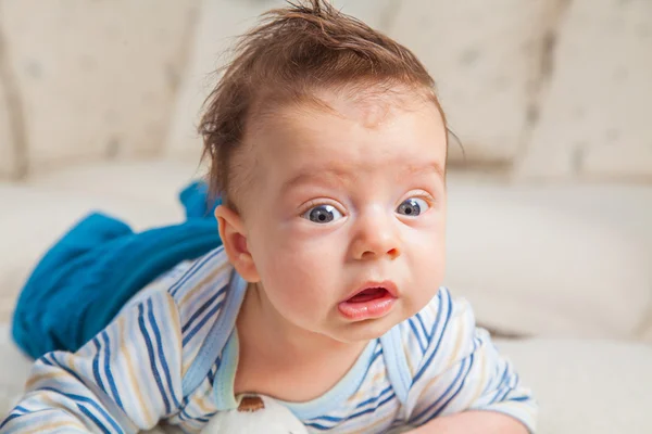 Niño de 2 meses en casa — Foto de Stock