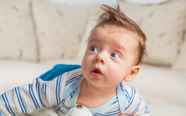 2 meses de idade menino em casa — Fotografia de Stock